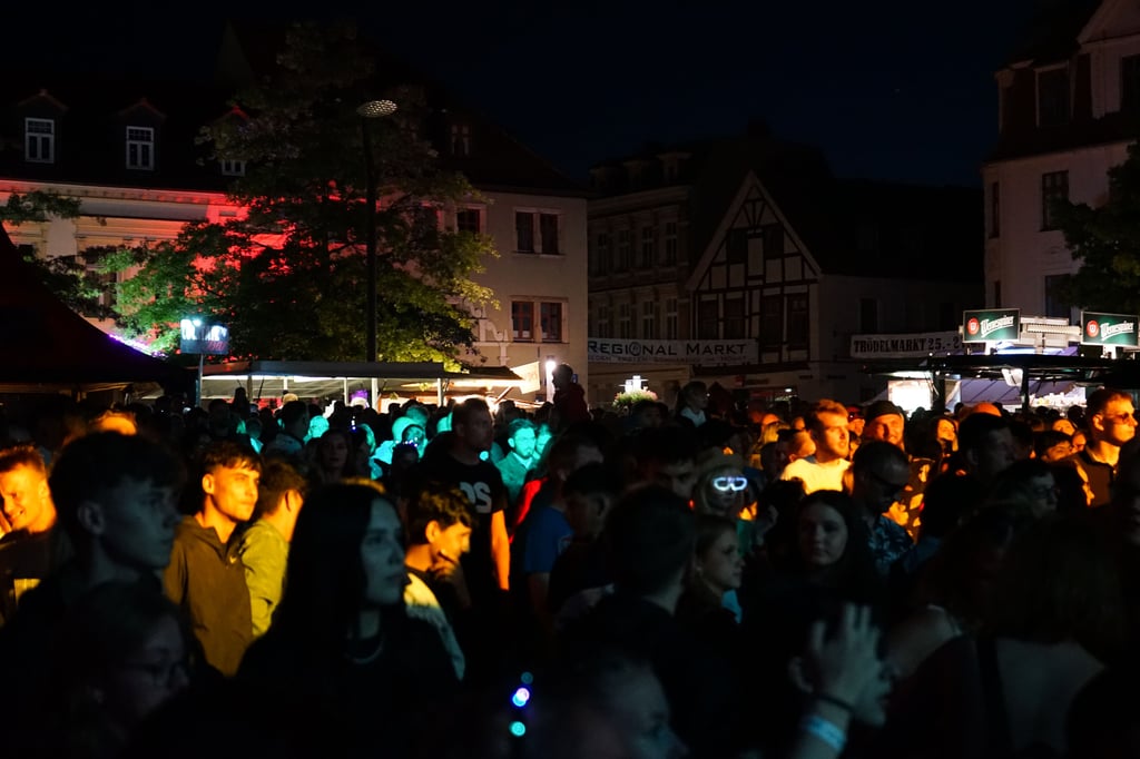 Umso dunkler es wurde, desto mehr Besucher kamen auf dem Marktplatz in Haldensleben zusammen. 
