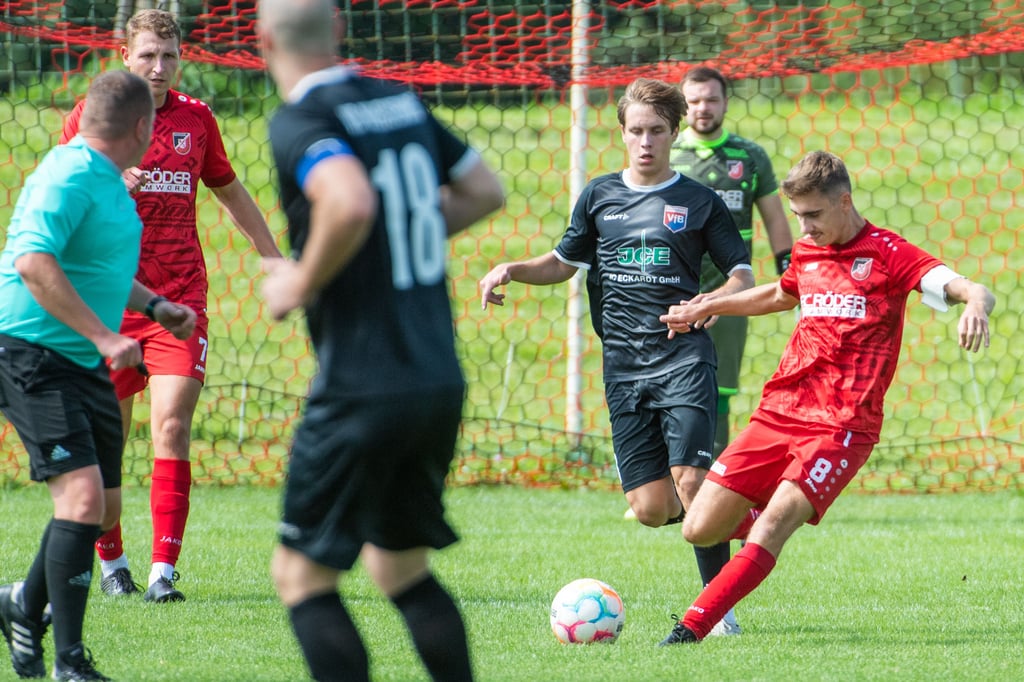Philipp Döring (r.) führte Landesligist Naumburg auch im ersten Heimspiel der neuen Saison als Kapitän an.