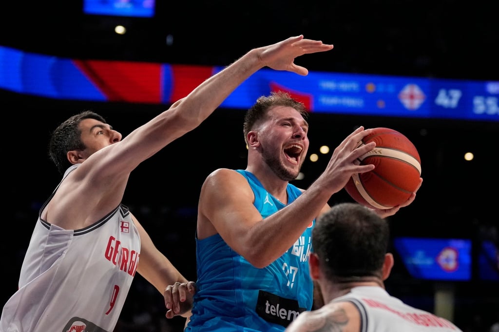 Luka Doncic (r) aus Slowenien wird vom Georgier Giorgi Shermadini gefoult.