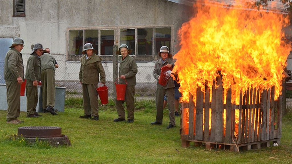 Die Mitglieder der Alters- und Ehrenabteilung demonstrierten, wie früher per Eimerkette gelöscht wurde.