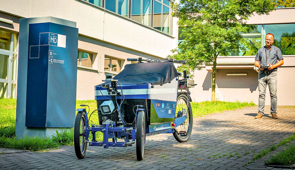 Ferngesteuert: Stephan Schmidt zeigt an der Hochschule Merseburg, wie sich das Lastenfahrrad bewegen lässt. Beim Test ist es auch schon selbstständig gefahren.