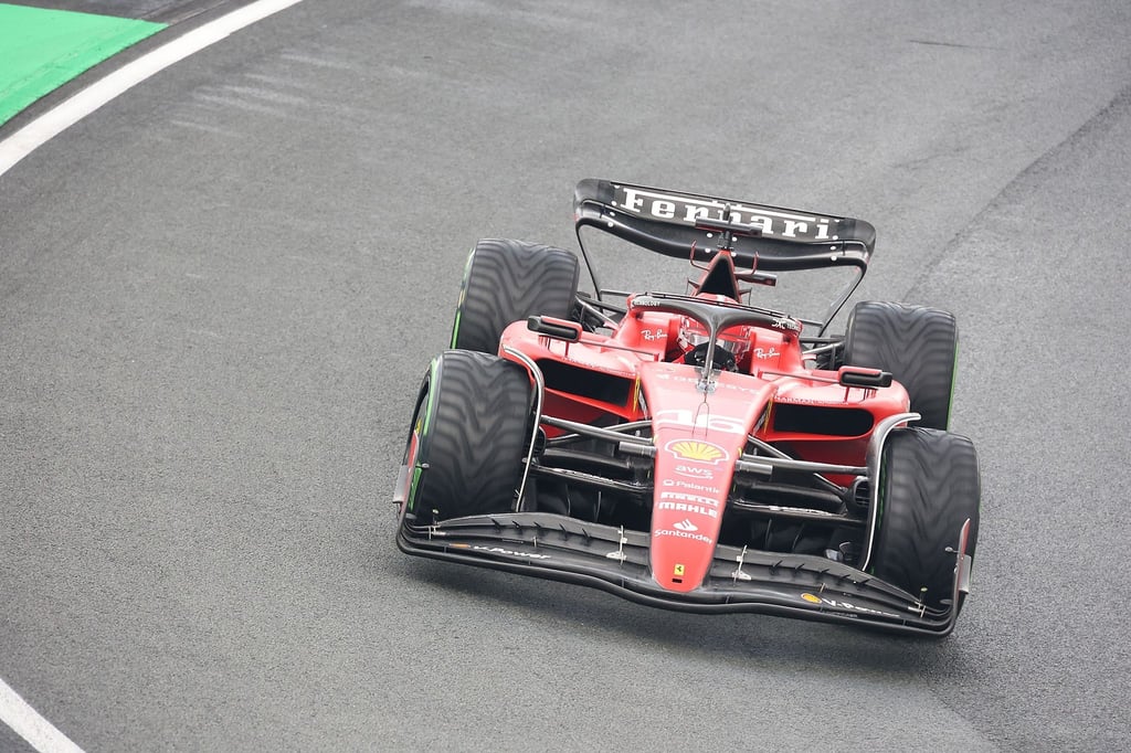 Charles Leclerc aus Monaco vom Team Ferrari ist auf der Strecke in Zandvoort unterwegs.