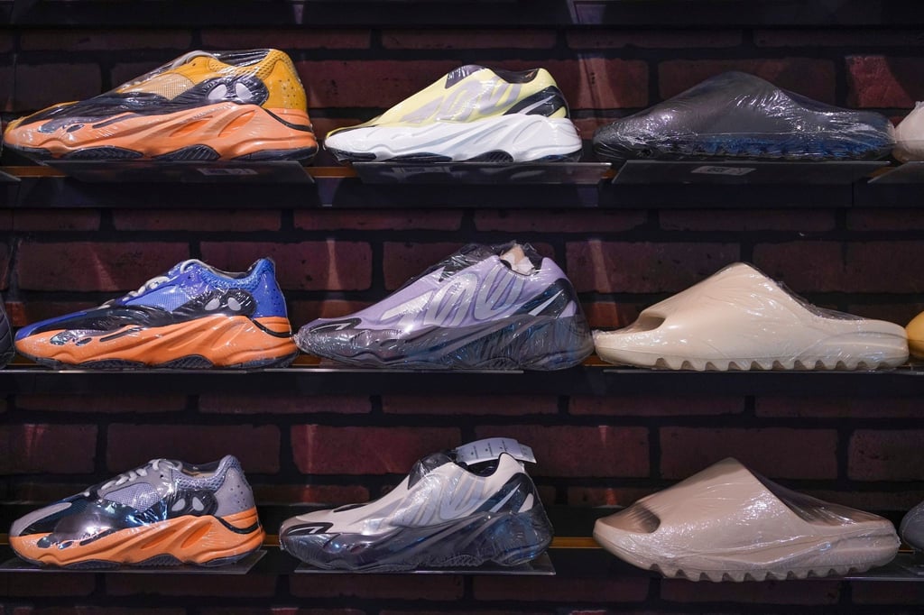 Schuhe stehen in einem Geschäft.