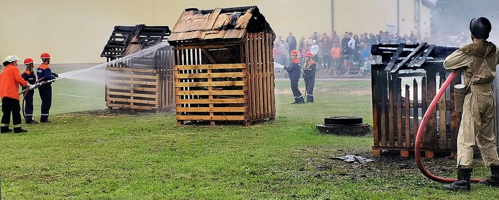 Für die Vorführung haben die Wallstawer Feuerwehrleute extra Holzhütten gebaut. Alle Wehrmitglieder übernahmen das Ablöschen nach der Vorführung.