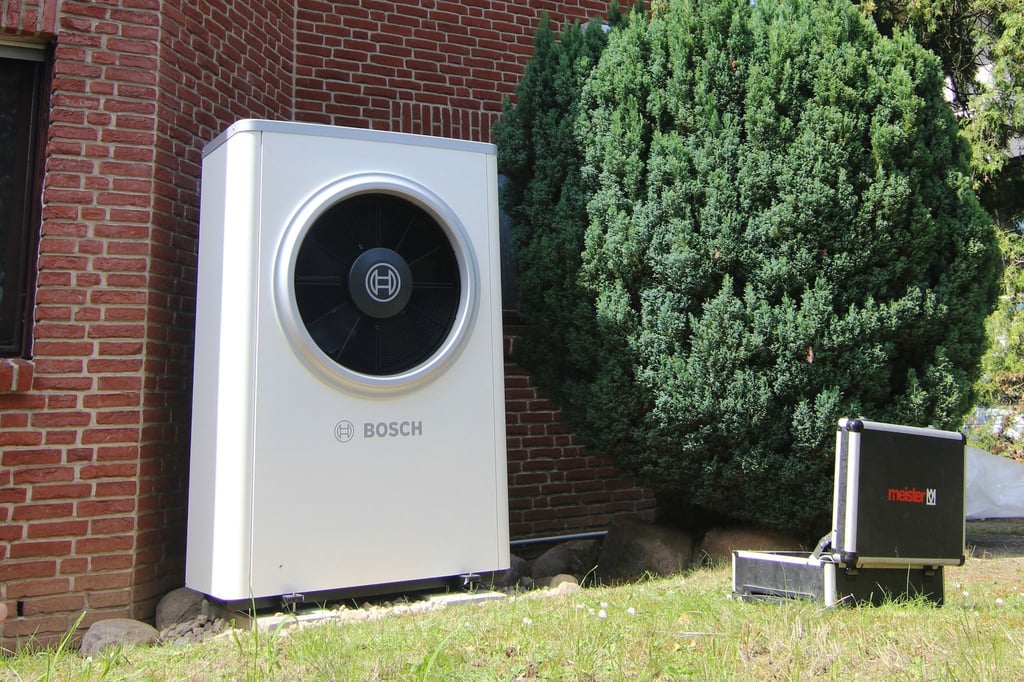 Eine Wärmepumpe an einer Hauswand. Am 8. September soll es Klarheit darüber geben, wie die Regelungen des sogenannten Heizungsgesetzes genauer aussehen werden.