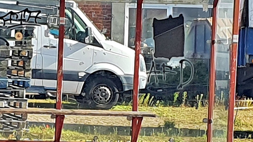 Auch die Buswartehalle im Ort ist von den Schmierereien betroffen. Ein Hakenkreuz war am Montag bereits schwarz übermalt.