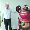 Volker Günnel, hier neben einer Maschine aus den Anfangsjahren des Unternehmens, begann vor 26 Jahren bei Chocotech als Lehrling. Heute ist er Direktor für Verkauf und Marketing.