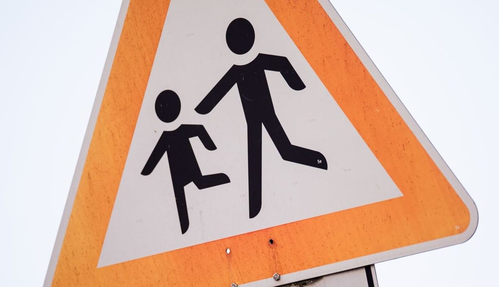 Knapp 2,2 Millionen der etwa 14,3 Millionen Kinder und Jugendlichen unter 18 fallen in die Kategorie „armutsgefährdet“, weil sie etwa in Haushalten mit entsprechend geringen Einkommen leben.