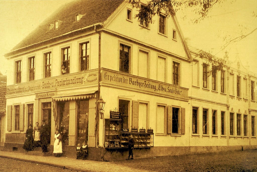 Expedition des Elb- und Saal-Bote in der Schloßstraße gegenüber der Johanniskirche. Unter „Expedition“ verstand man damals die Annocenannahme. Das Foto entstand um 1890.
