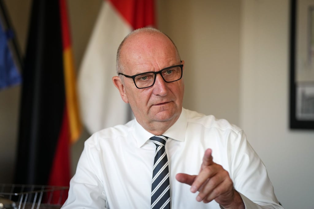 Ministerpräsident von Brandenburg Dietmar Woidke spricht während eines Interviews.