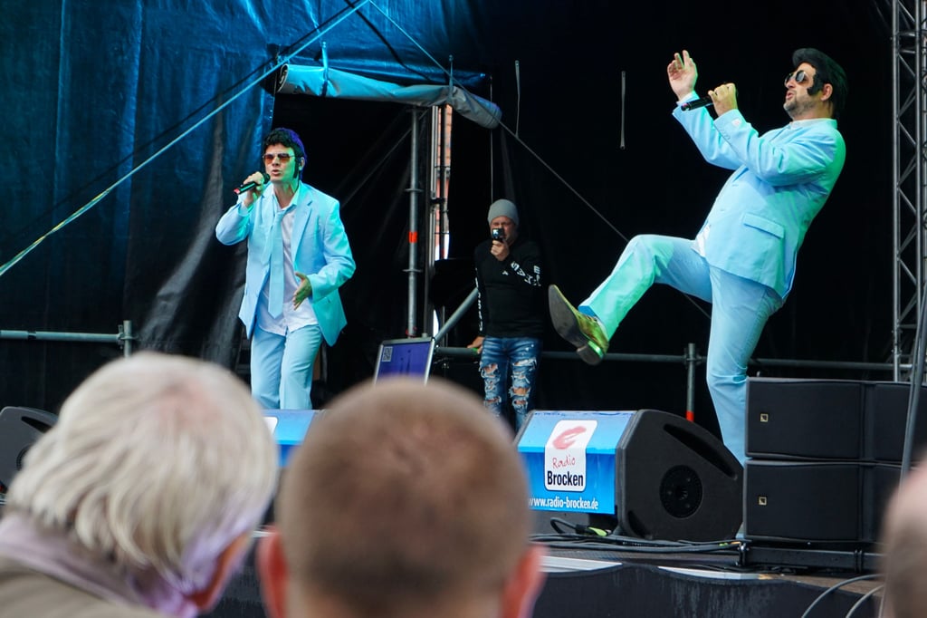 Mit Hits wie "Atemlos durch die Nacht", "Michaela" und "Joana" verbreitet die "Schlagermafia" auf dem Altstadtfest gute Laune.