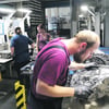 Mitarbeiter der Schlote Harzgerode GmbH bei der Qualitätskontrolle von Kupplungsbauteilen aus Aluminium.