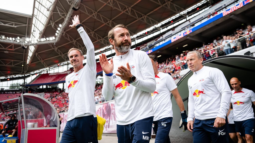 Alexander Zickler (l.) Marco Kurth (2.v.l.) und Frank Geideck (2.v.r.) beim Einlaufen ins Stadion.