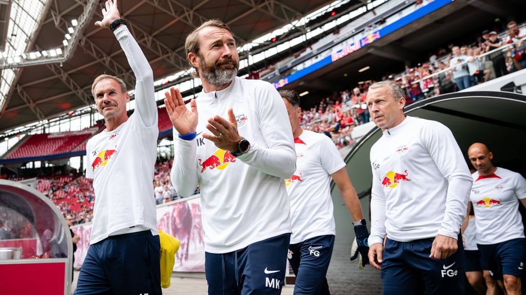 Alexander Zickler&nbsp;(l.)&nbsp;Marco Kurth&nbsp;(2.v.l.) und Frank Geideck (2.v.r.) beim Einlaufen ins Stadion.