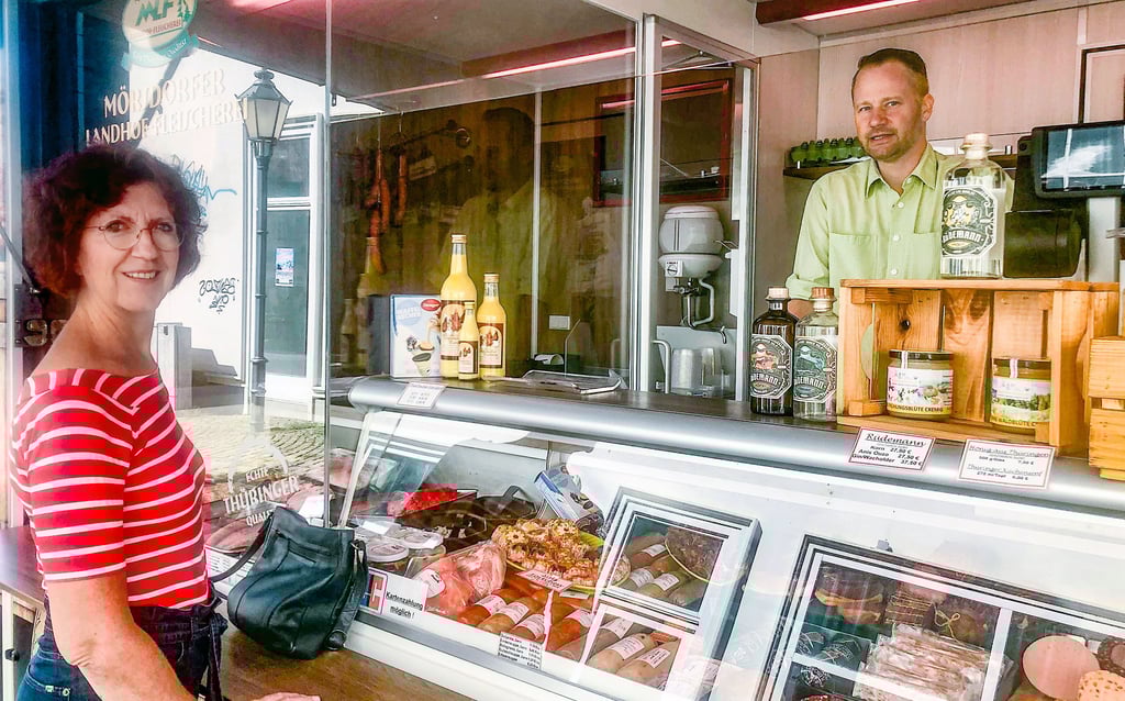 Katrin Schiel, Niederlassungsletung der Deutschen Marktgilde in Dresden, ist regelmäßig in Zeitz. Hier besucht sie den Stand der Möhrsdorfer Landhof-Fleischerei, an dem Christian Jekel verkauft, auf dem Zeitzer Wochenmarkt am Roßmarkt.