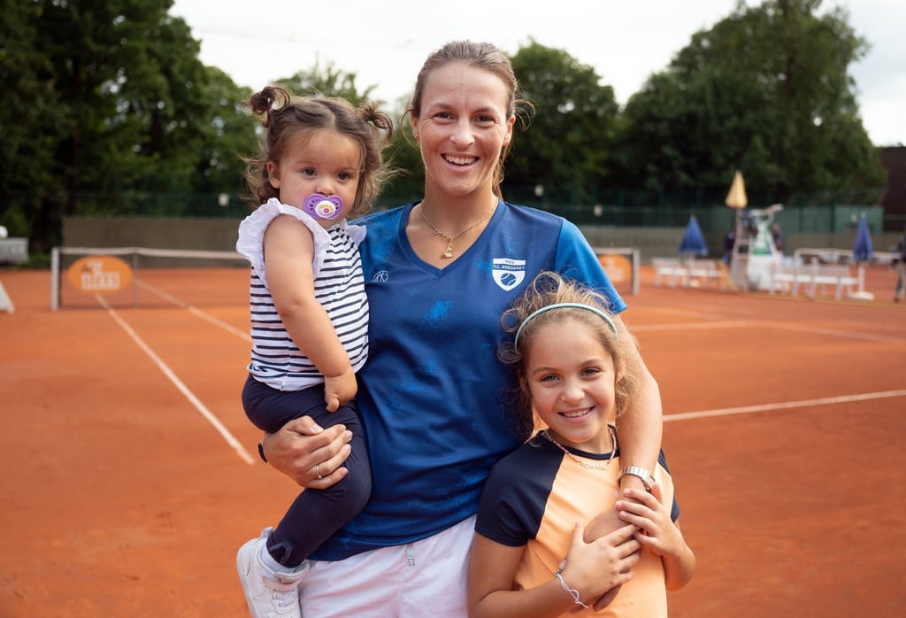 Charlotte Maria (r), Tochter der Spielerin Tatjana Maria, spricht über ihren Traum, Profi zu werden.