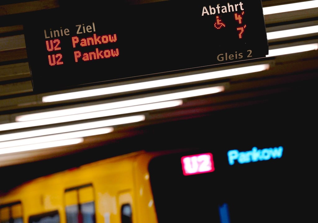 Auf der Anzeige am U-Bahnhof Alexanderplatz wird Pankow als Zielstation der U2 angezeigt.