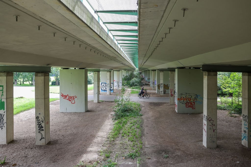 Mehrere zusätzliche Stützen wurden unter der Brücke durch den Agra-Park installiert.