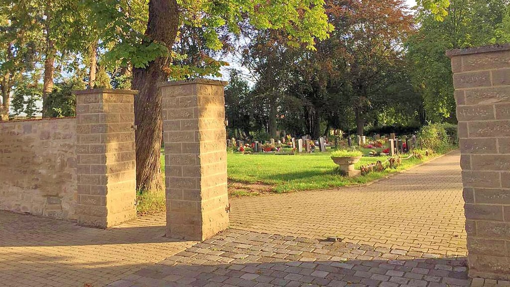 Gähnende Leere: In Frose wurde das Friedhofstor gestohlen. Die Polizei bittet um Hinweise zur Tat.