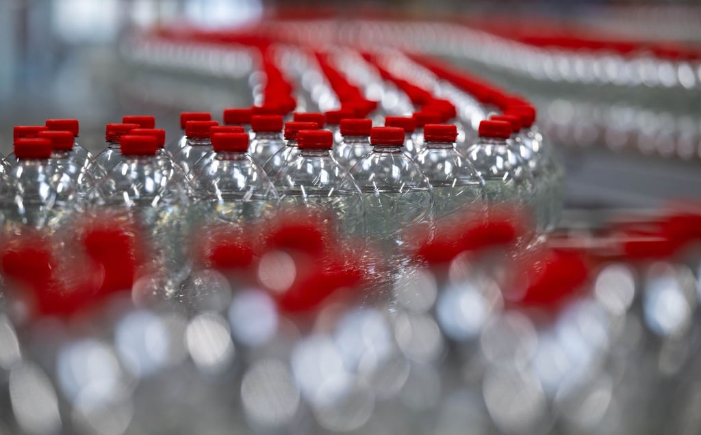 Mineralwasserflaschen laufen über eine Produktionslinie der Roxane GmbH.