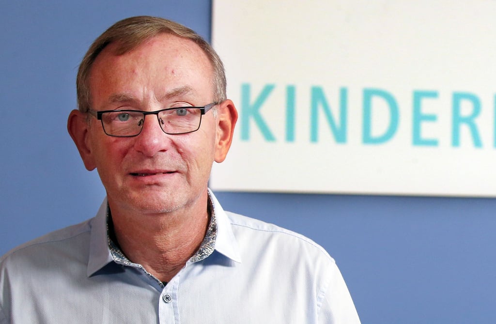 Bernd Siggelkow, Gründer der Kinderstiftung „Die Arche“, schaut in die Kamera.