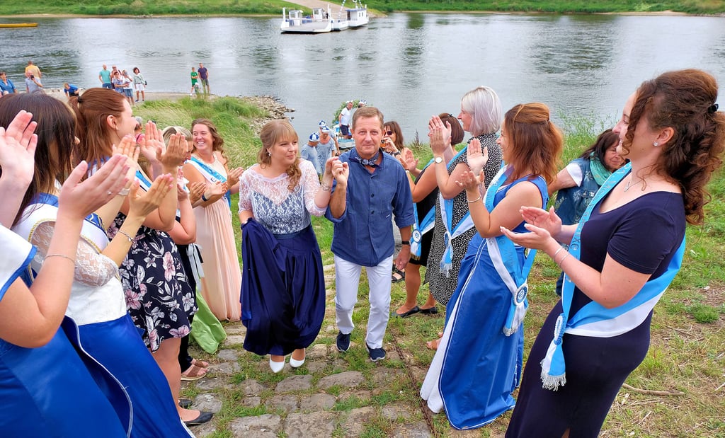Bürgermeister Peter Müller holt die 25. „Miss Elbenixe“, Svenja Wagner, vom Elbufer ab und führt sie auf den Festplatz.