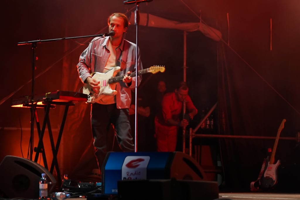 Simon Triebel an Gesang und Gitarre bei dem Auftritt von Juli. 