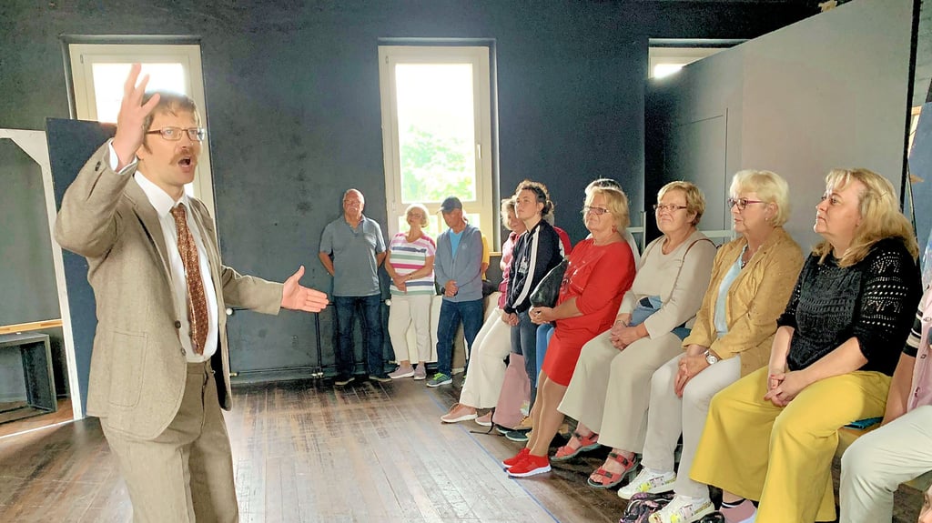 Loriots Texte über den Mops ließ Schauspieler Fynn Zinapold eindrucksvoll aufleben. Innerhalb einer szenischen Führung durch das Haus hielten Interessierte an verschiedenen Standorten inne.