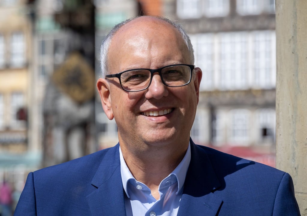 Andreas Bovenschulte, Präsident des Senats und Bürgermeister, auf dem Marktplatz vor dem Bremer Rathaus.