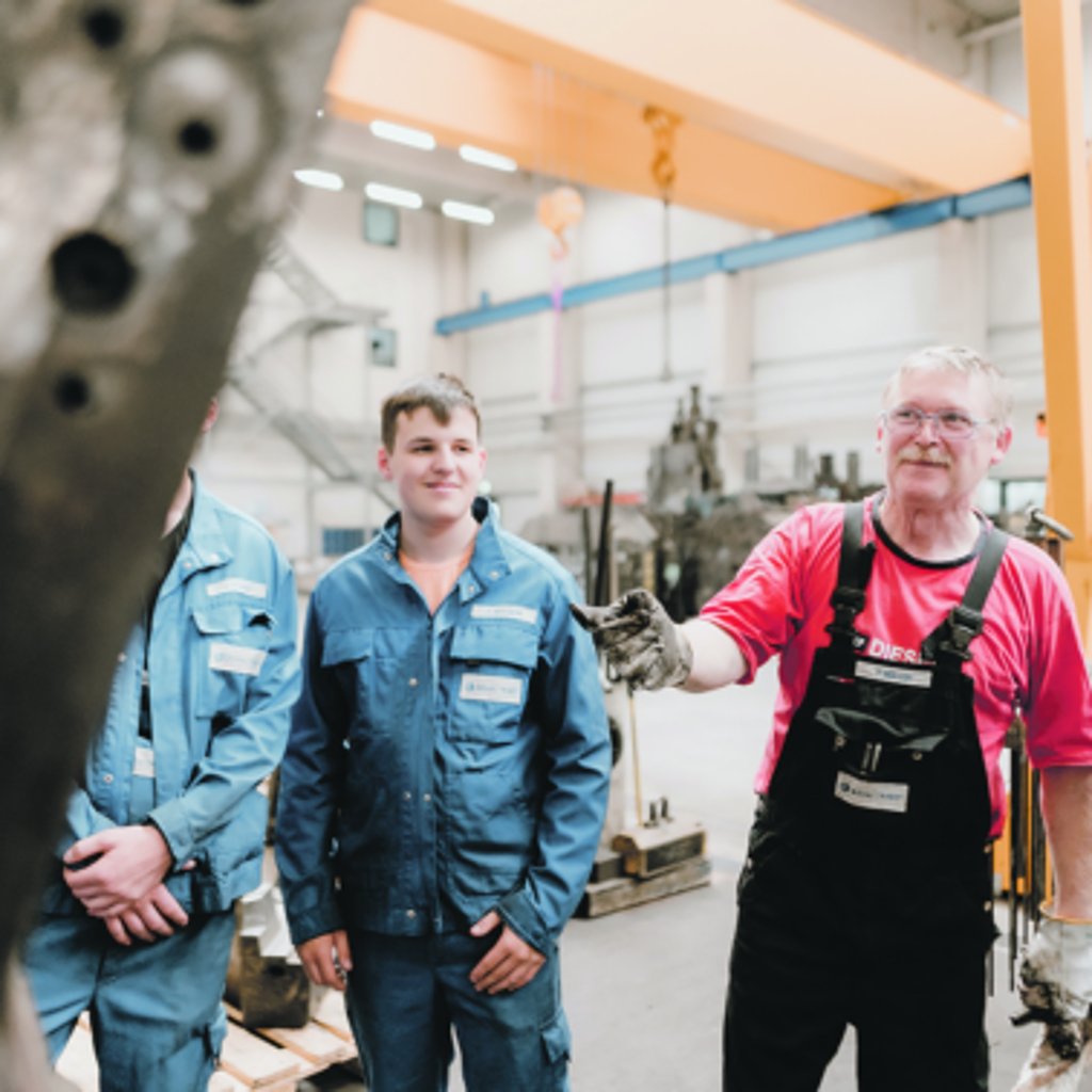Auszubildende mit Mitarbeiter im Werkzeugservice.