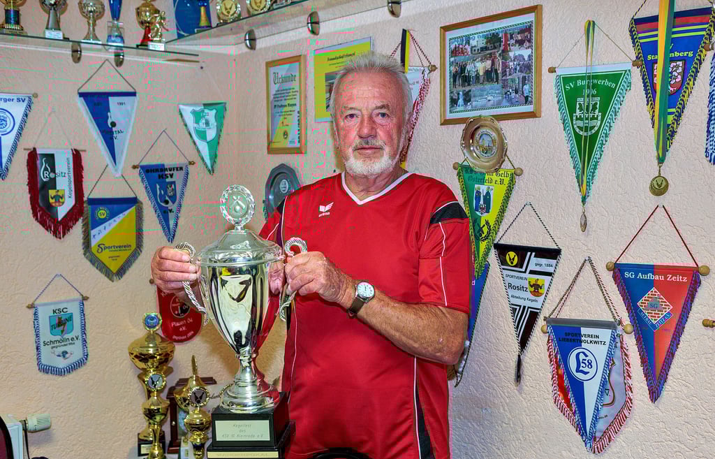 Wolfgang Bochskanl erinnert auf der Kegelbahn in Kayna an die sportlichen Erfolge. Denn am Wochenende wurde 140 Jahre Sport gefeiert.