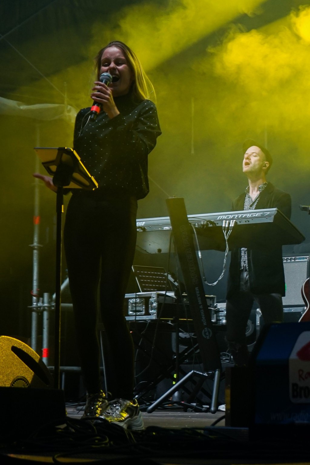 Die Sängerin der Band verzauberte die Zuschauer mit ihrer klaren, kräftigen Stimme. 