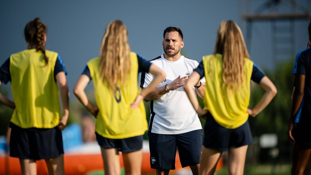 Saban Uzun mit den RB-Frauen im Training.