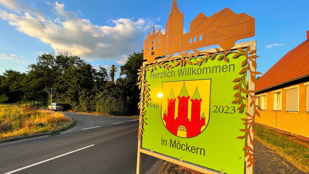 Mit der Shilouette von Möckern sind die Begrüßungsschilder an den Ortseingängen von Möckern beschmückt worden.