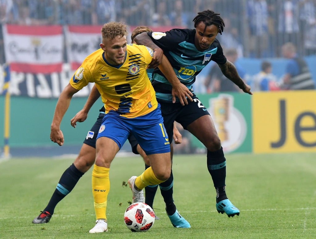 Braunschweigs Leandro Putaro (l) behauptet den Ball.