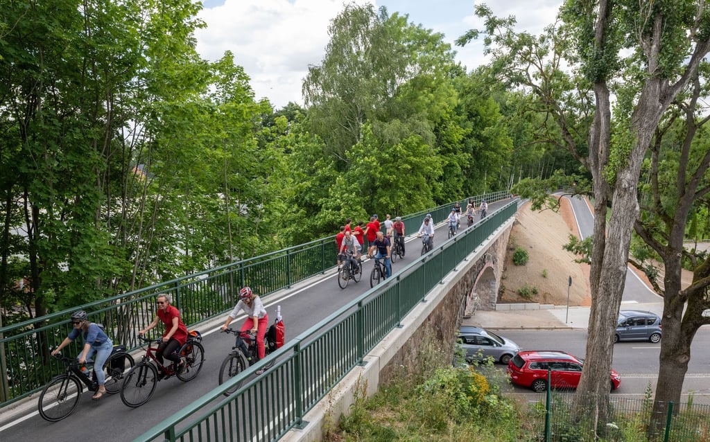 Radfahrerinnen und Radfahrer sind auf einem neuen Premium-Radweg in Chemnitz unterwegs.