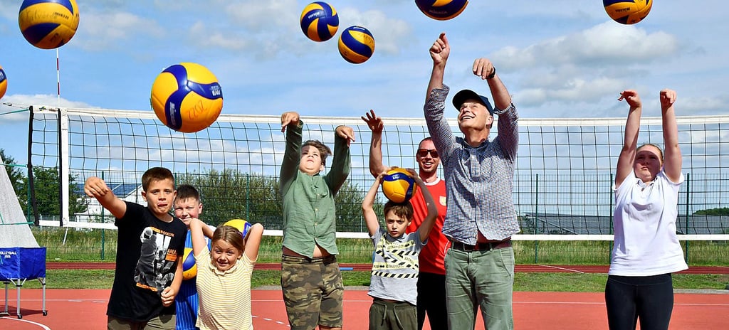 Kleine und große Gäste zeigen sich beim Familientag auf dem Außengelände der Turnhalle in Calvörde sportlich am Volleyballnetz. Anschließlich gibt es eine Stärkung mit Kuchen und Bratwürstchen.