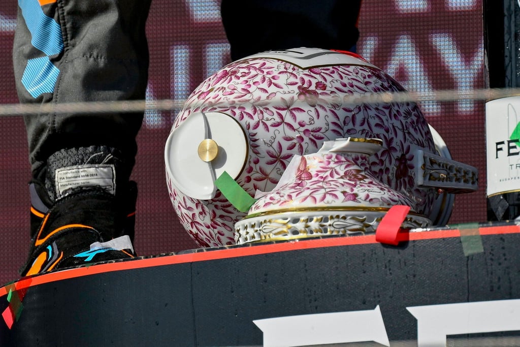Die Siegestrophäe vom Ungarn-GP liegt zerbrochen auf dem Podium.
