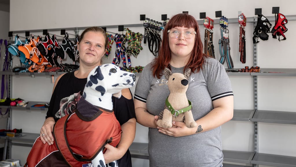 Jenny Demel (l.) und Vanessa Neumann verkaufen Tierbedarf ab September in Jessen in einem eigens eingerichteten Laden.