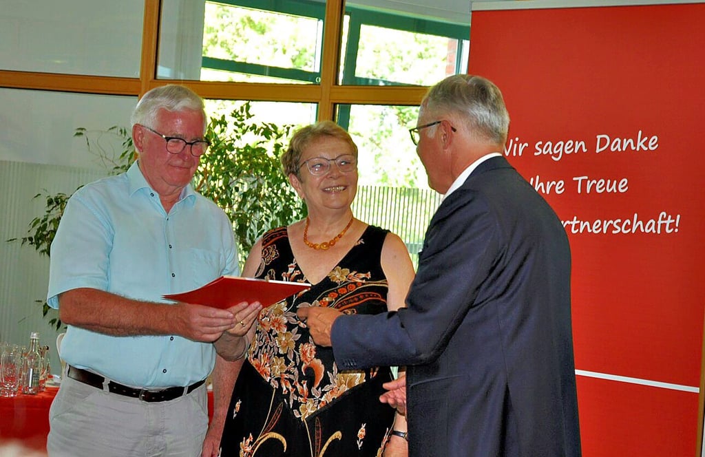 Karl-Heinz und Renate Genz aus Letzlingen nahmen die Förderung für die Weiterführung des Seniorenprojektes aus den Händen von Hans-Jürgen Behr (rechts) entgegen.