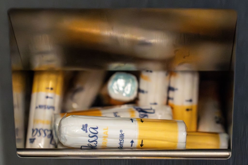 Menstruationsartikel liegen in einem Menstruationsartikel-Spender.
