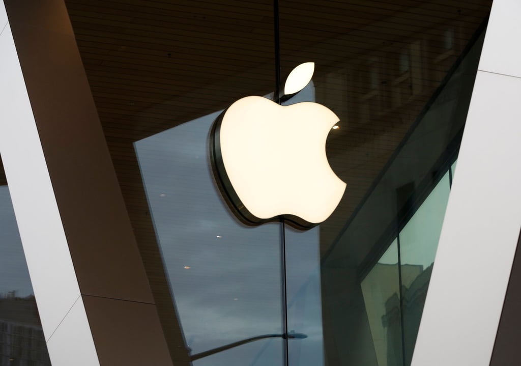 Apple-Logo an der Fassade eines Apple-Stores in New York.