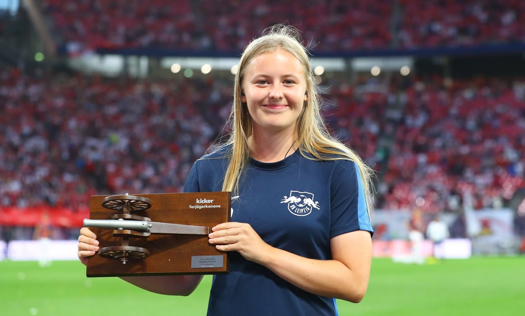 Vanessa Fudalla erhält die Torjägerkanone vom Kicker.