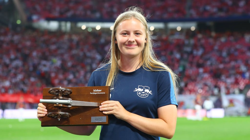 Vanessa Fudalla erhält die Torjägerkanone vom Kicker.
