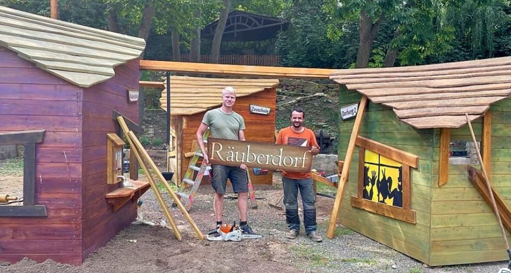 Hannes Mann (links) und Gregor Welz bauen das neue „Räuberdorf“ im Weißenfelser Heimatnaturgarten auf.