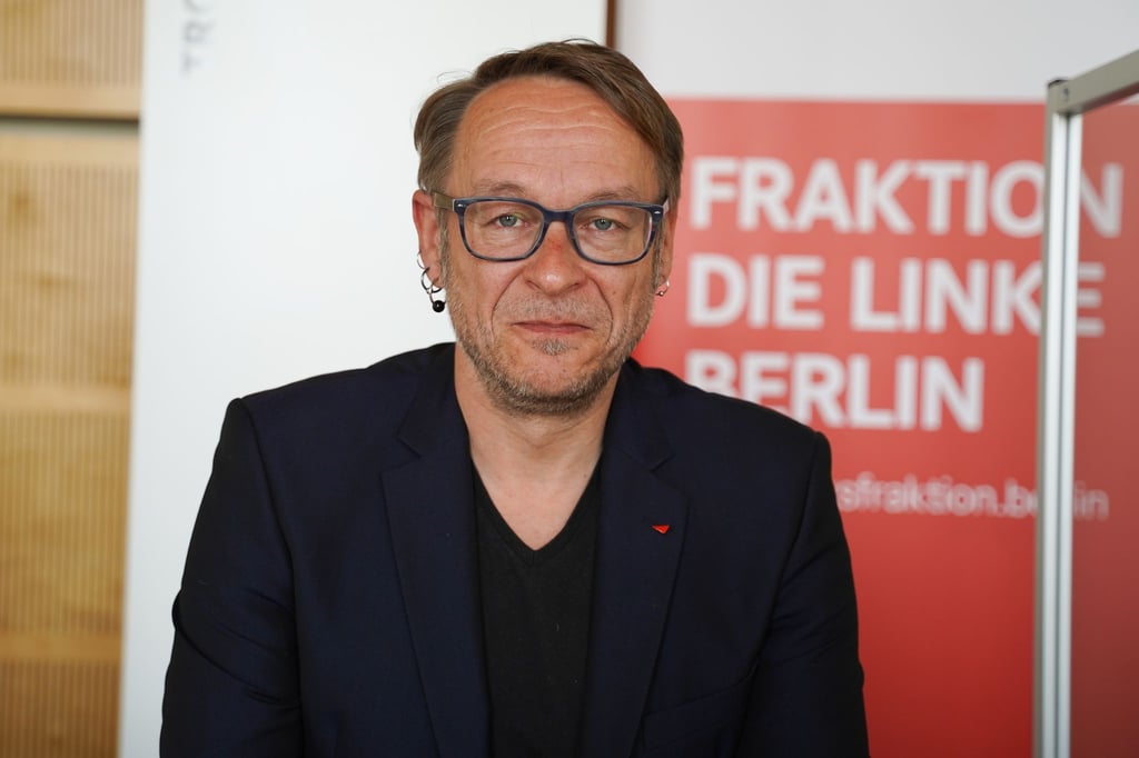Linken-Fraktionsvorsitzender Carsten Schatz kommt zu einer Pressekonferenz ins Abgeordnetenhaus.