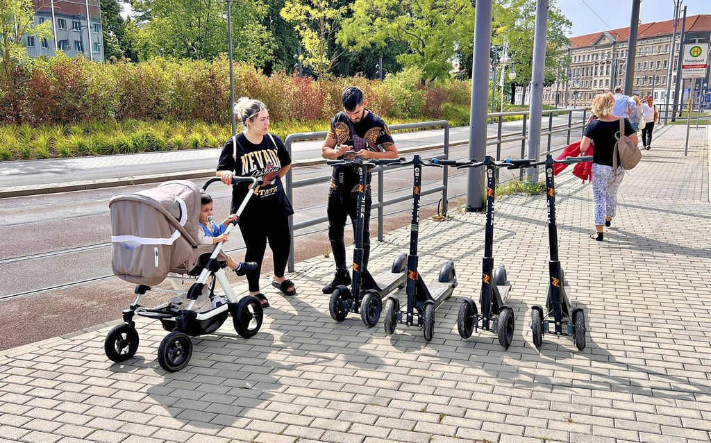 Neugierige Blicke am Wochenende: In Dessau-Roßlau können nun E-Scooter gemietet werden.