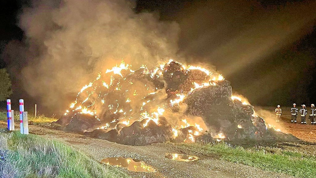In der Nacht zum Dienstag, 29. August, standen gegen 3 Uhr zwischen Deersheim und Osterwieck 60 Strohballen lichterloh in Flammen.