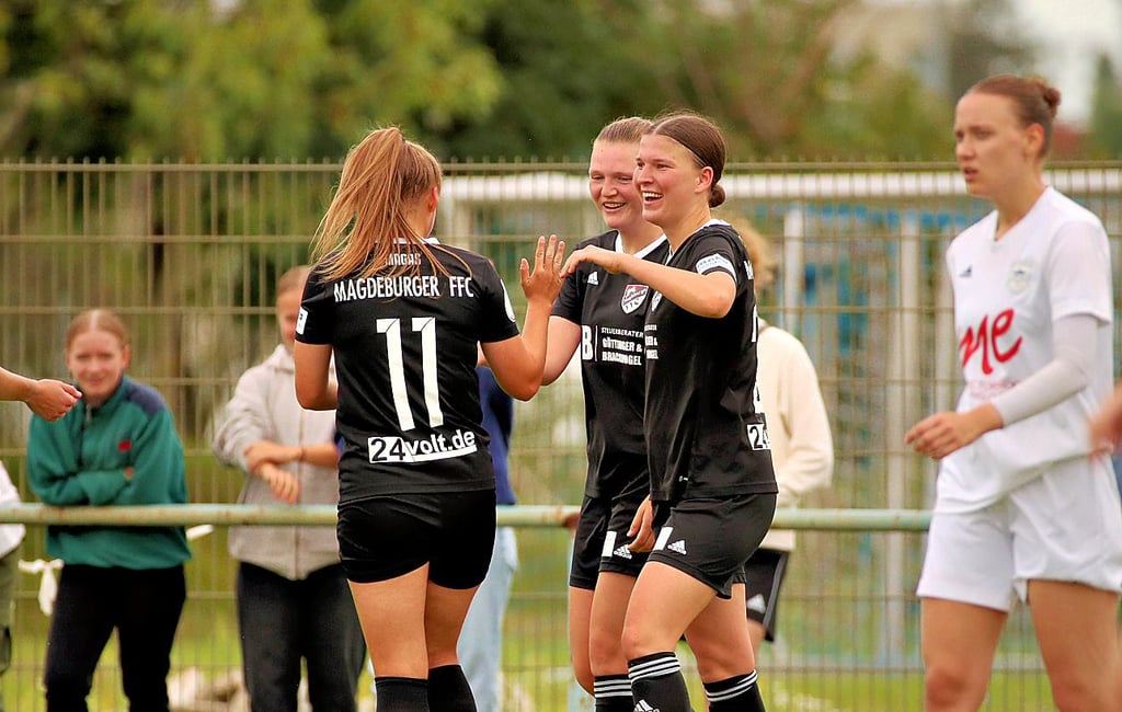 Amy Cienskowski (2. v. r.) freute sich mit Lena Magas und Antonia Schulz über den 5:0-Heimerfolg ihres Magdeburger FFC.