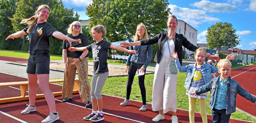 Maja Bösche (l.) und Saskia Lohöfer vom Calvörder Karnevalsclub bringen Kindern, Jugendlichen und Erwachsenen beim Familiensporttag einige flotte Tanzschritte bei, um Lust auf Tanzen im Ballett zu machen.